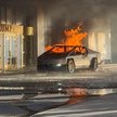 Płonący przed hotelem w Las Vegas Cybertruck Tesli