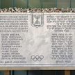Tablica pamiątkowa w wiosce olimpijskiej