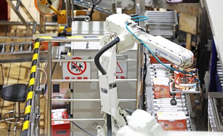 Era „ciemnych fabryk”. AI bierze się za produkcję