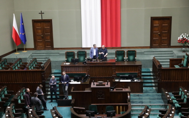 Przygotowania na sali obrad, dzień przed pierwszym posiedzeniem Sejmu X kadencji