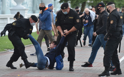 Białoruski OMON wyłapywał z tłumu najbardziej aktywnych przeciwników reżimu