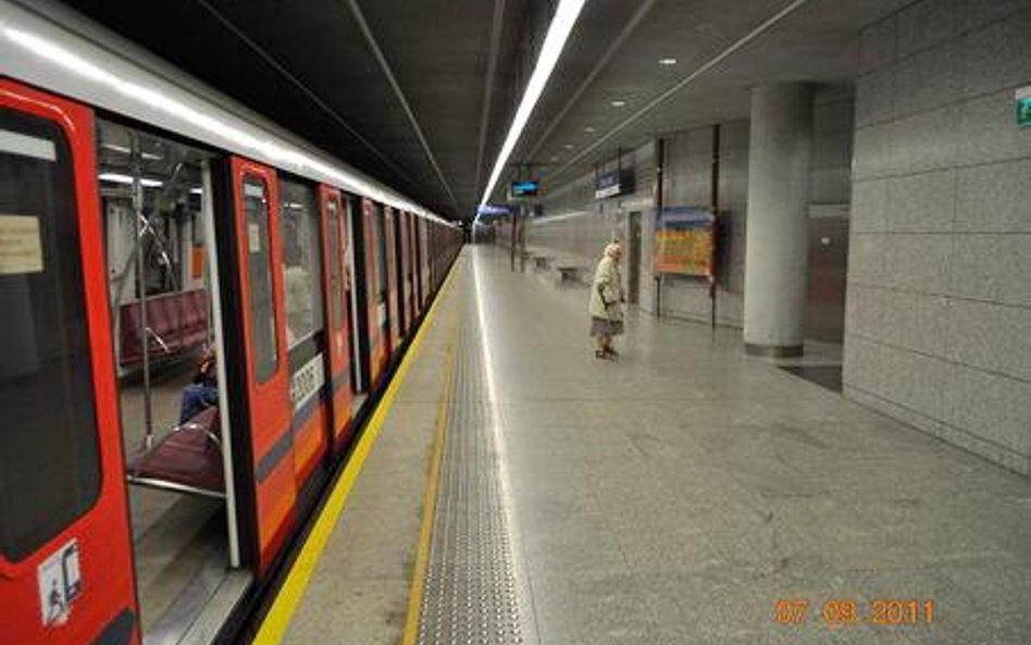 Warszawa: Metro potrąciło kobietę