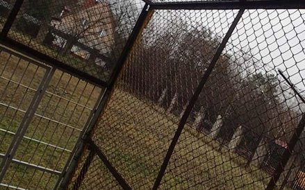 Pomieszczenie do rekreacji nieletnich na świeżym powietrzu (2,2m x 3,0m) w izbie w Olsztynie