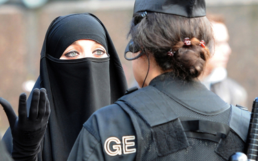 Francuskie przepisy zakazują całkowitego zakrywania twarzy na ulicach.