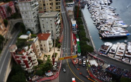 Lewis Hamilton na torze F1 w Monako