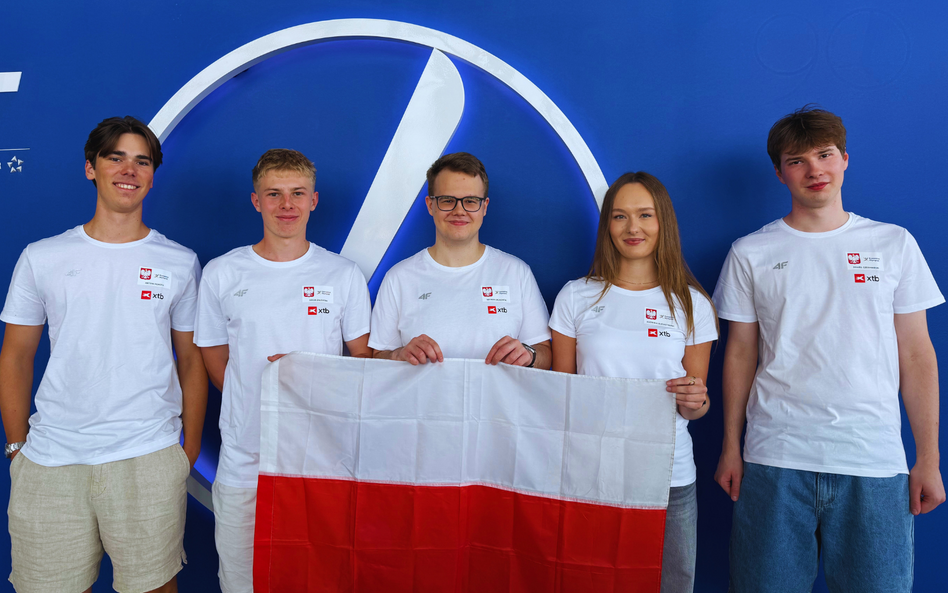 Reprezentacja Polski - Miedzynarodowa Olimpiada Ekonomiczna - XTB - od lewej Antoni Pokora, Jakub Za