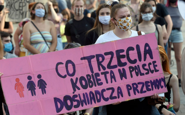 Protest kobiet w Krakowie w ramach ogólnopolskiej akcji „Nie dla przemocy domowej”. Lipiec 2020 r.