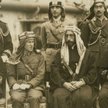 Książę Fajsal ibn Husajn (syn szarifa Mekki Husajna ibn Alego) z oficerem wywiadu brytyjskiego Thoma