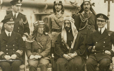 Książę Fajsal ibn Husajn (syn szarifa Mekki Husajna ibn Alego) z oficerem wywiadu brytyjskiego Thoma