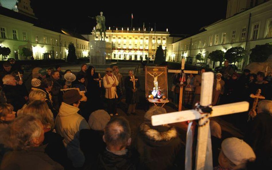 Ekshumują zwłoki obrońcy krzyża