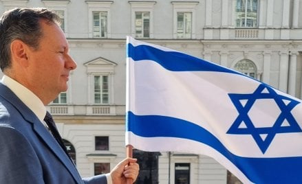 Ambasador Izraela dr Jakow Liwne z flagą Izraela na balkonie hotelu Bristol upamiętnia otwarcie pier