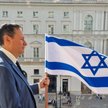 Ambasador Izraela dr Jakow Liwne z flagą Izraela na balkonie hotelu Bristol upamiętnia otwarcie pier