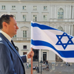 Ambasador Izraela dr Jakow Liwne z flagą Izraela na balkonie hotelu Bristol upamiętnia otwarcie pier