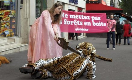 Protest przeciwko firmie Mattel w Paryżu