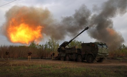 Żołnierze z 43. Samodzielnej Brygady Zmechanizowanej Sił Zbrojnych Ukrainy ostrzeliwują pozycje rosy