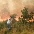 Mieszkańcy walczą z płomieniami pożaru lasu szalejącego w pobliżu Pinhel w dystrykcie Guarda w Portu