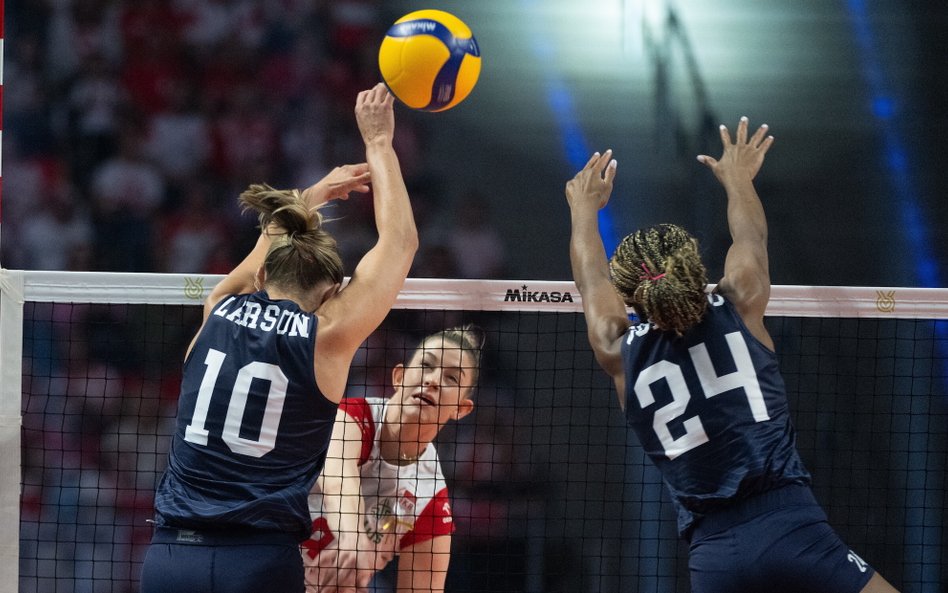 Polka Magdalena Stysiak oraz Jordan Larson i Chiaka Ogbogu z USA podczas meczu olimpijskiego turniej