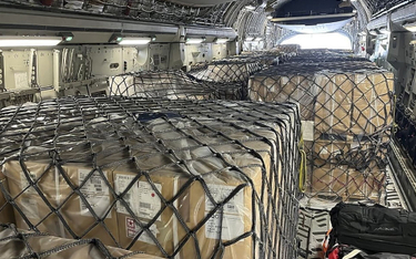 Wnętrze samolotu z pomocą wojskową dla Ukrainy