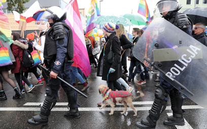 LGBTQ w policyjnym podręczniku jako patologia społeczna. Bodnar interweniuje