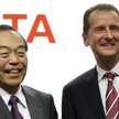 Takeshi Uchiyamada, wiceprezes Toyota Motor Corp i Herbert Diess, wiceprezes BMW ds. rozwoju