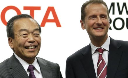 Takeshi Uchiyamada, wiceprezes Toyota Motor Corp i Herbert Diess, wiceprezes BMW ds. rozwoju