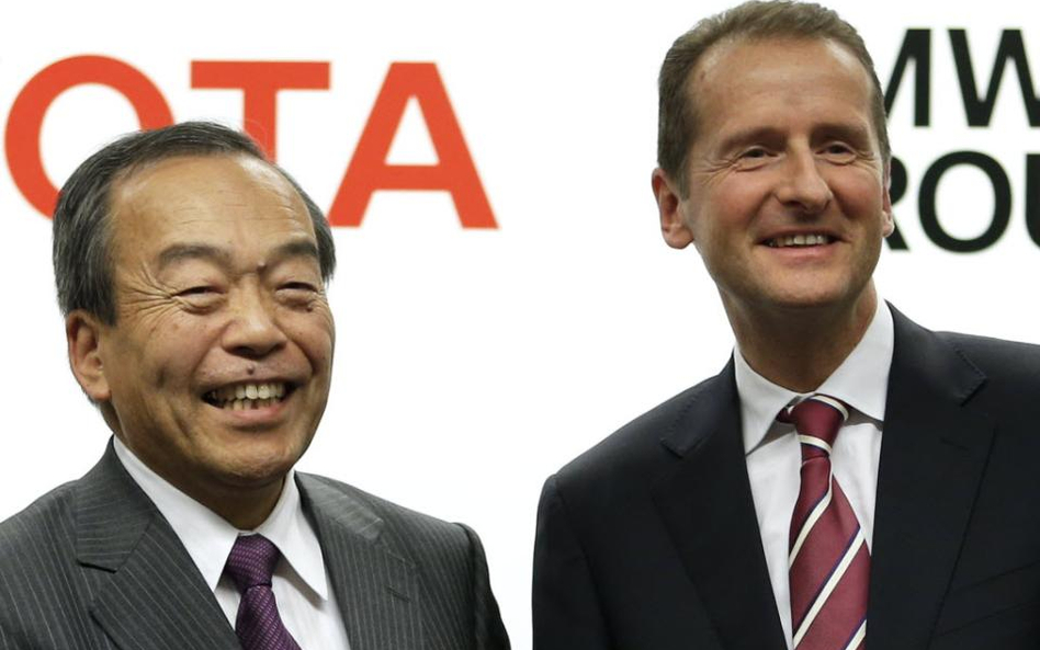 Takeshi Uchiyamada, wiceprezes Toyota Motor Corp i Herbert Diess, wiceprezes BMW ds. rozwoju