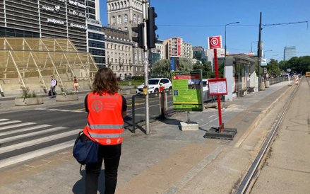 Informatorzy Zarządu Transportu Miejskiego pomagają pasażerom w planowaniu podróży po mieście