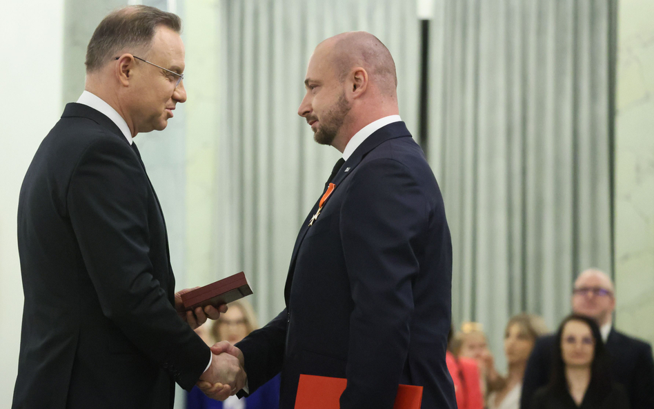 Prezydent Andrzej Duda wręczył Krzyż Kawalerski Orderu Odrodzenia Polski ustępującemu szefowi BBN Ja