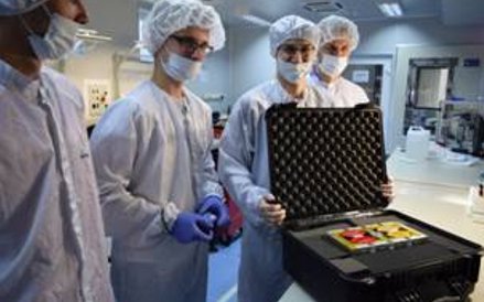 Zespół PW-Sata2 podczas zabezpieczania satelity w specjalnej walizce.