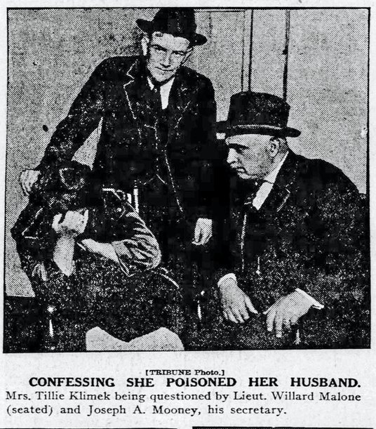 Na zdjęciu: Tillie Klimek przesłuchiwana przez policję Chicago. Po głośnym procesie (1923 r.) został