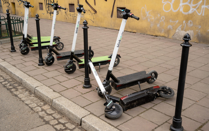 Władze Krakowa zapowiadają szybkie i zdecydowane zmiany w parkowaniu hulajnóg