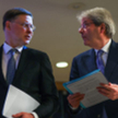 Valdis Dombrovskis wiceprzewodniczący Komisji Europejskiej i Paolo Gentiloni europejski komisarz ds.