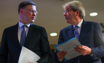 Valdis Dombrovskis wiceprzewodniczący Komisji Europejskiej i Paolo Gentiloni europejski komisarz ds.