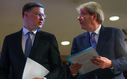 Valdis Dombrovskis wiceprzewodniczący Komisji Europejskiej i Paolo Gentiloni europejski komisarz ds.
