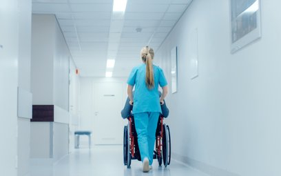 Łóżka geriatryczne w 2022 r. były dostępne zaledwie w 64 spośród około 380 powiatów w Polsce.