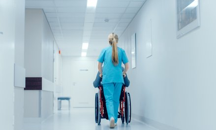 Łóżka geriatryczne w 2022 r. były dostępne zaledwie w 64 spośród około 380 powiatów w Polsce.