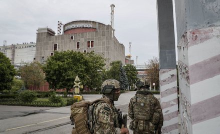 Rosyjscy żołnierze na terenie okupowanej Zaporoskiej Elektrowni Jądrowej w Enerhodarze