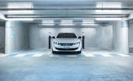 Dwie hybrydowe wersje trzech Peugeotów