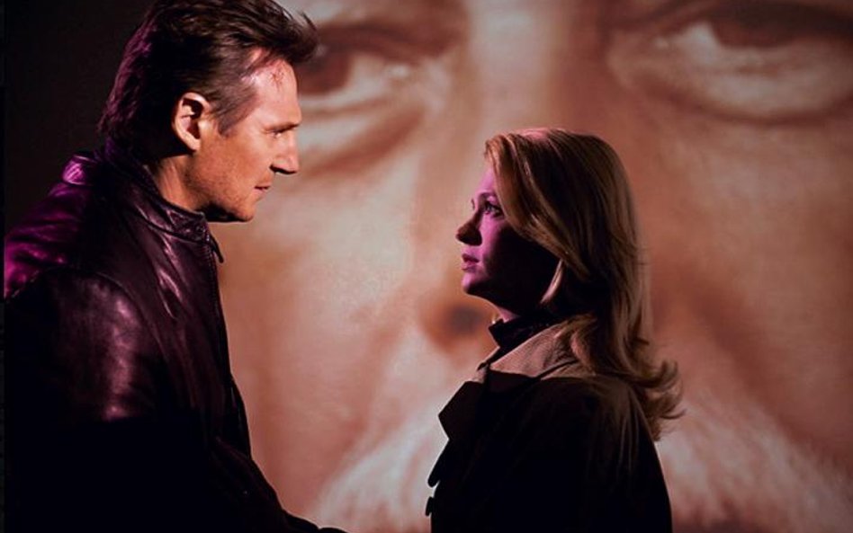 Doktor Martin Harris (Neeson) przylatuje z żoną (Jones) do Berlina na konferencję botaników. W krótc