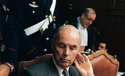 W 1996 roku Erich Priebke opuścił sąd jako wolny człowiek. Skazano go dopiero dwa lata później