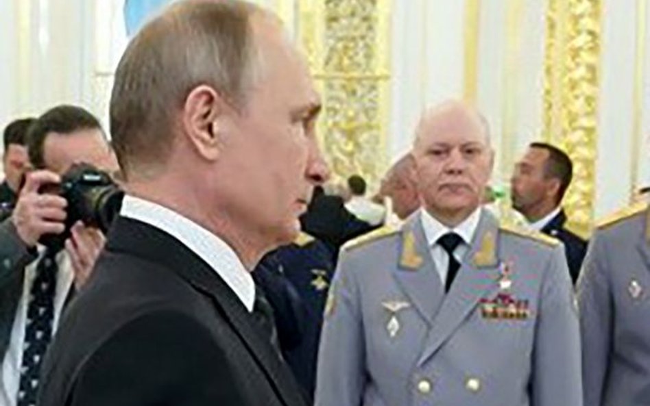 Generał Igor Korobow ze wzrokiem utkwionym we Władimirze Putinie – zdjęcie z przyjęcia na Kremlu w c