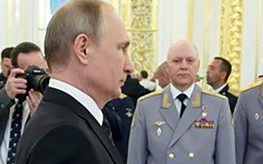 Generał Igor Korobow ze wzrokiem utkwionym we Władimirze Putinie – zdjęcie z przyjęcia na Kremlu w c