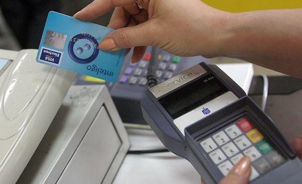 Dlaczego Polacy nie chcą korzystać z kart płatniczych ?