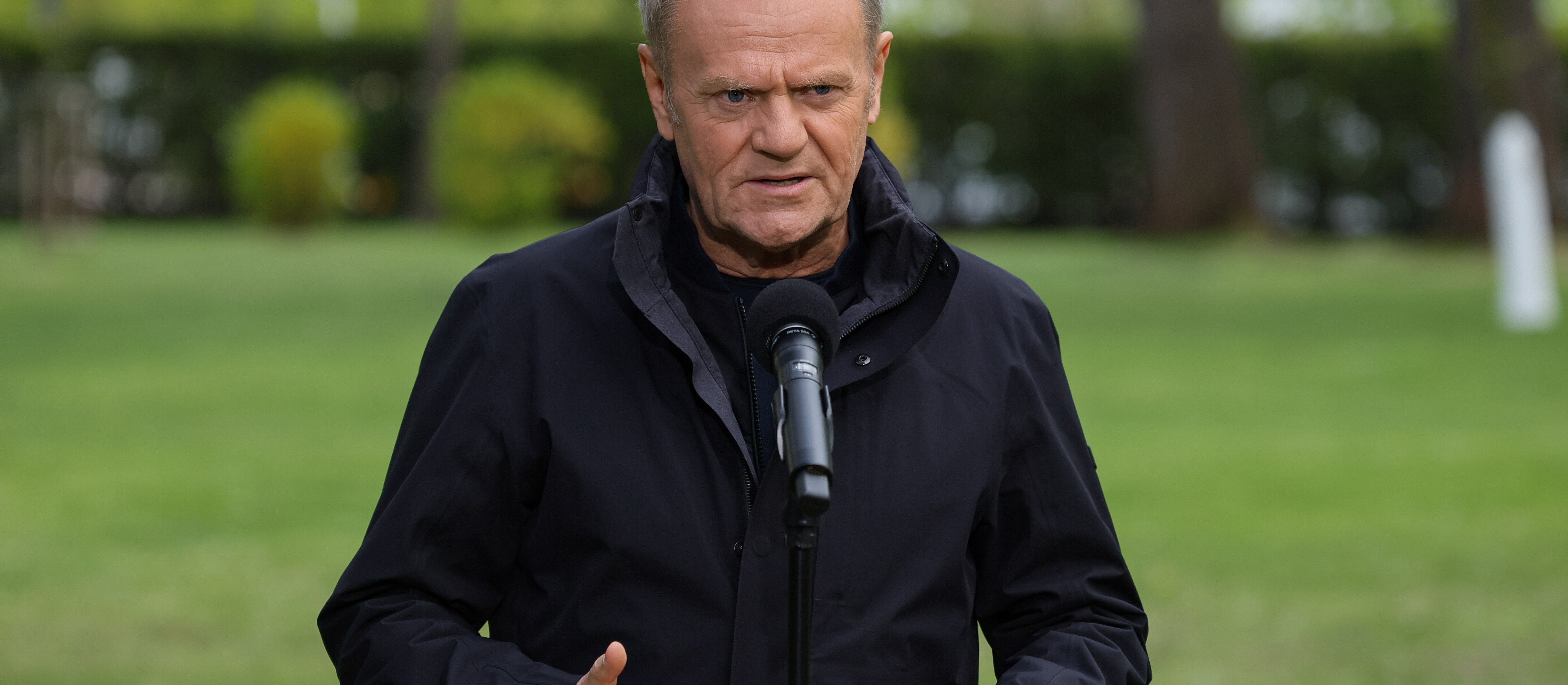 Donald Tusk opowiada o momencie, kiedy uściskał Andrzeja Poczobuta na granicy
