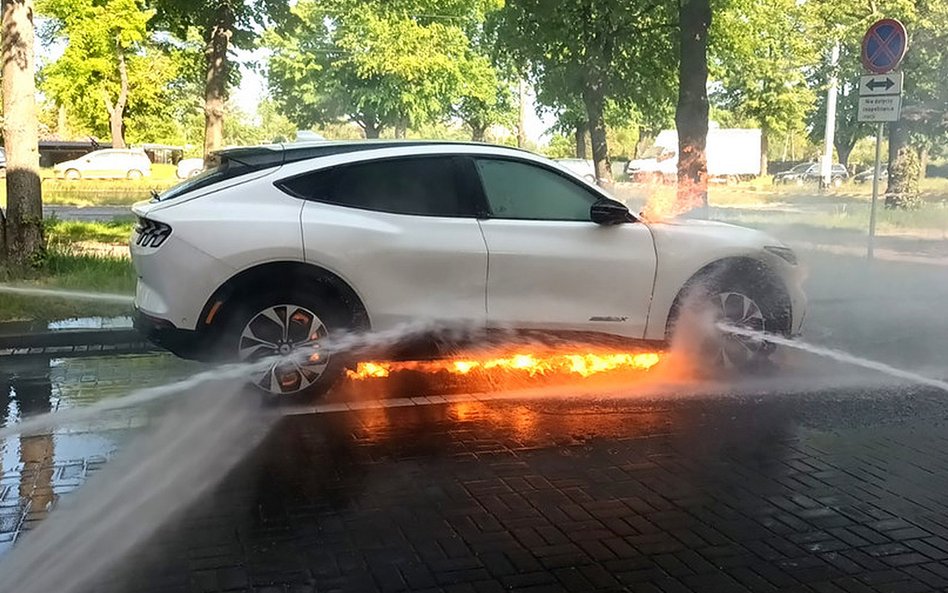 W Gdańsku na stacji paliw zapalił się elektryczny samochód