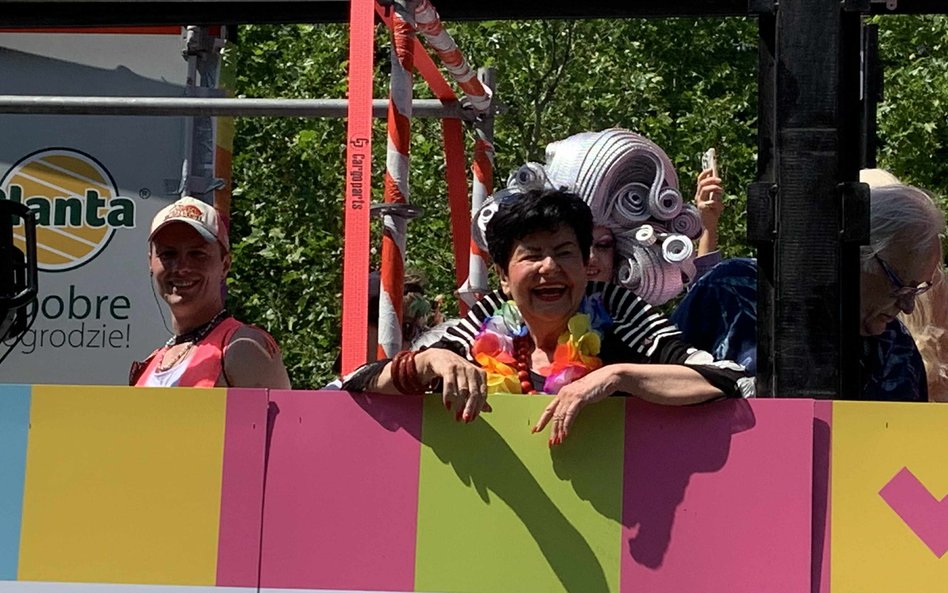 Uśmiechnięta Joanna Senyszyn na jednej z platform podczas Parady Równości
