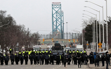Policja usunęła protestujących blokujących wjazd na most