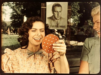 Aktorzy odgrywający role robotników, wypadają niezwykle wiarygodnie – zarówno Janek Szarliński , w k