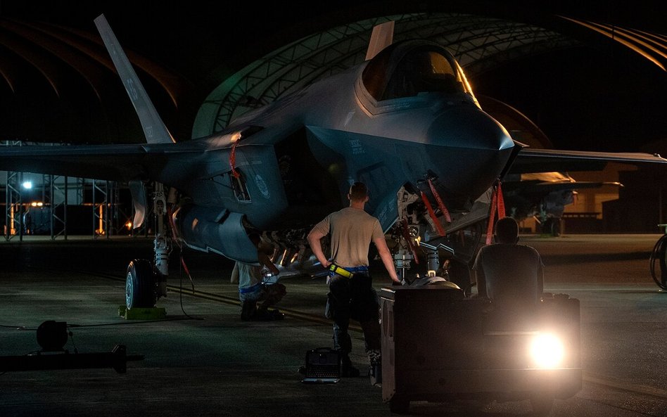 Obsługa techniczna amerykańskiego F-35A w bazie Eglin. Fot./US Air Force/Staff Sgt. Peter Thompson.