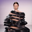 Modelka podczas pokazu absolwentów FIT MFA Fashion Design 2023 „UNI / VERSAL” podczas New York Fashi